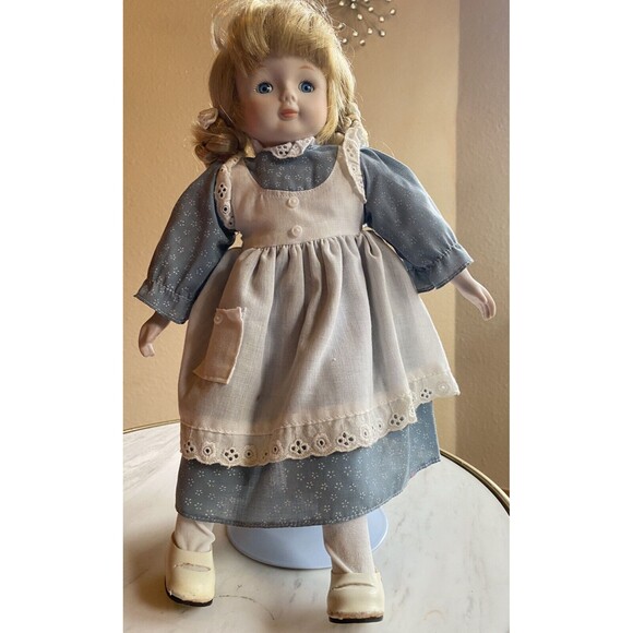 Lot 2 Dolls Porcelain Cloth Blonde Blue Eyes Girl Melanie Musical Pinafore Apron - Picture 3 of 10
